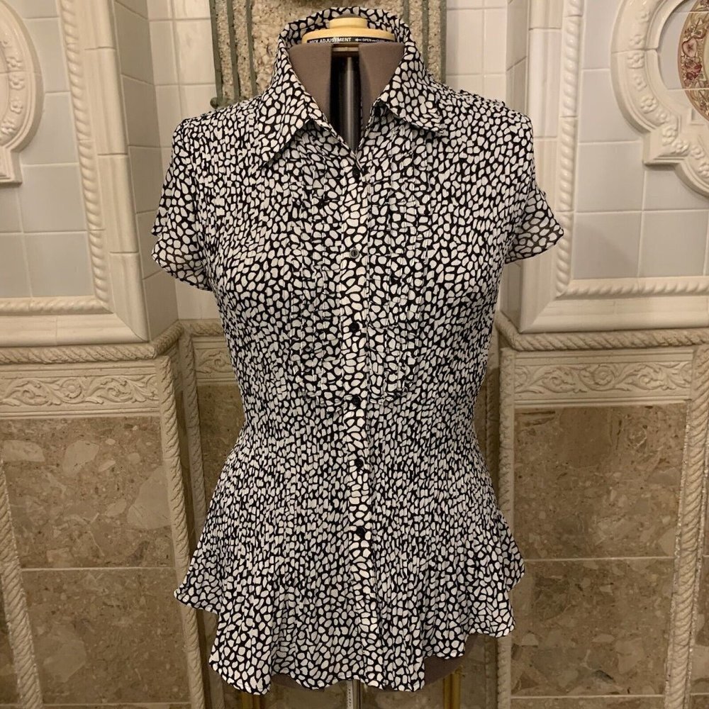 East 5th. Size 1X. Micro Pleated. Short Sleeve Button Up Ruffled Blouse. B68.